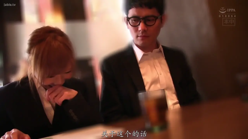 室内 · 坐姿 · 交谈 · 眼镜 · 微笑 · 半身 · 西装 · 职场