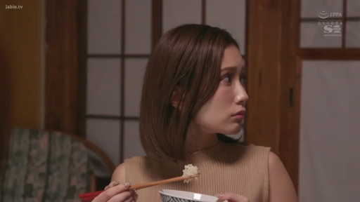 坐姿 · 忧郁 · 脸部特写 · 居家 · 用餐 · 室内和室 · 碗筷 · 针织无袖衫