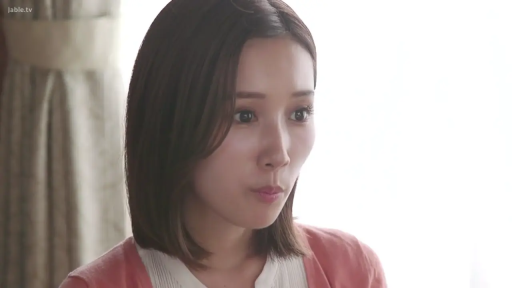 室内 · 脸部特写 · 凝视 · 短发 · 惊讶 · 正面 · 粉色针织衫