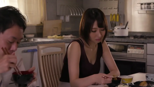 坐姿 · 憂鬱 · 中景 · 劇情場景 · 餐厅 · 用餐 · 碗筷 · 深色背心