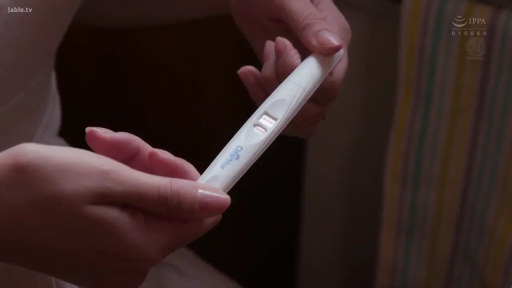 室內 · 白色上衣 · 手部 · 验孕棒 · 查看验孕棒 · 持握 · 两道杠