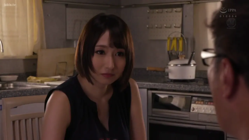 室內 · 坐姿 · 交谈 · 面部特寫 · 厨房 · 忧虑 · 厨具 · 黑色无袖上衣