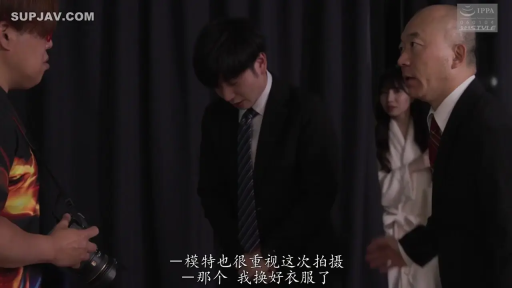 交谈 · 严肃 · 站立 · 半身 · 多人 · 西装 · 影棚 · 照相机