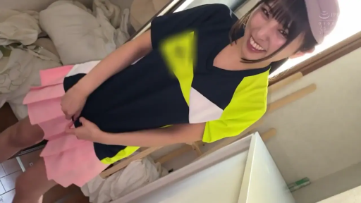 室内 · 站立 · 中景 · 清纯 · 灿烂 · 衣架 · 运动装 · 掀衣