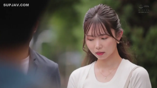 交谈 · 严肃 · 面部 · 站立 · 白色上衣 · 户外 · 耳坠 · 浅景深