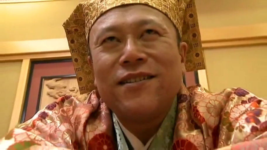 室内 · 亲吻脸颊 · 红色鱼网装 · 眼镜 · 面部特写 · 多人 · 开心微笑 · 被左右夹击