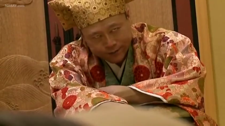 胸部特写 · 迷离 · 枕头 · 仰卧 · 粉色波点衬衫 · 卧室床上 · 日韩AV · 掀起上衣露出内衣