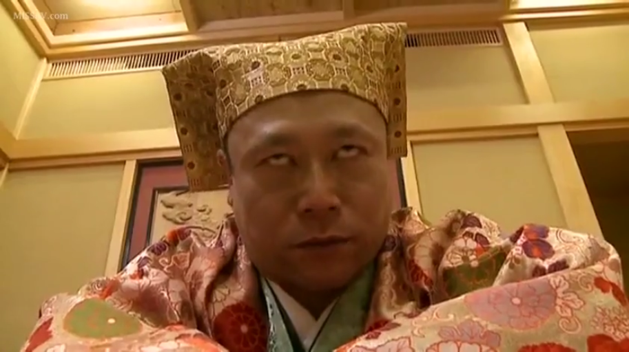 享受 · 枕头 · 床上 · 黑色蕾丝连体衣 · 抚摸 · 卧姿 · 躯干特写 · 性感