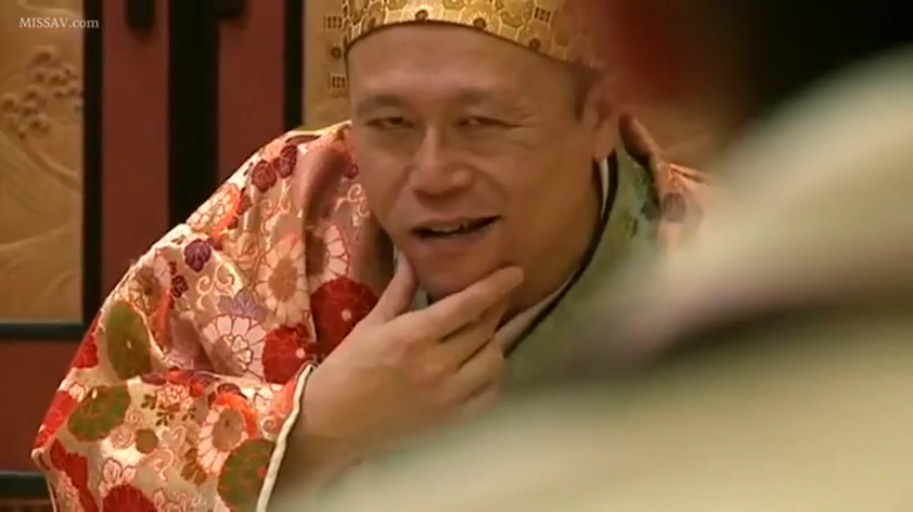 交谈 · 和室 · 灰色T恤 · 中景 · 微笑 · 木桌 · 日常 · 对坐