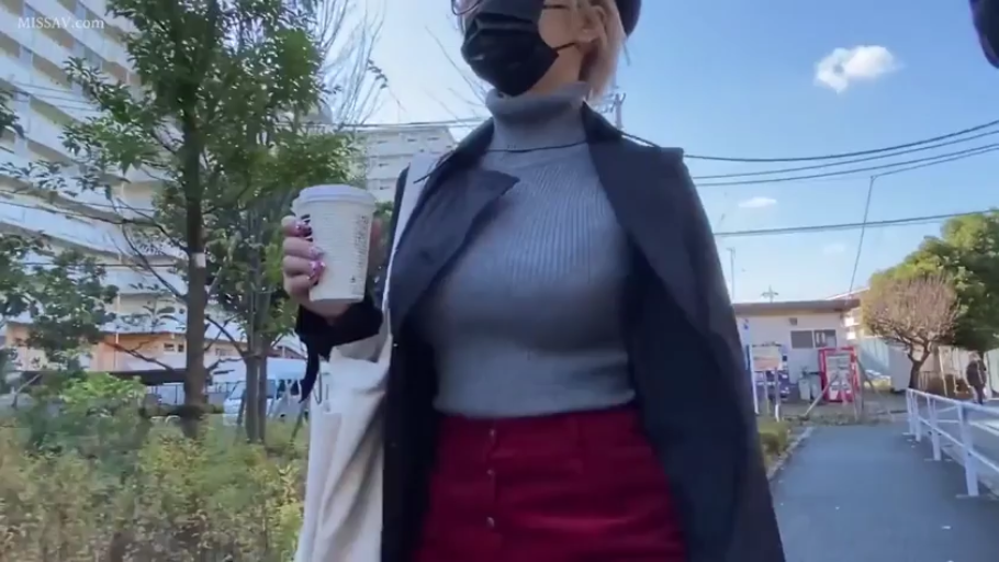 胸部のクローズアップ · 行走 · 灰色高领毛衣 · 咖啡杯 · 户外街道 · 街拍 · 拿咖啡 · 口罩遮挡