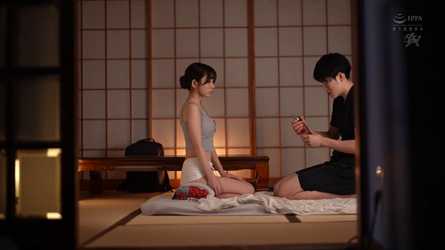 坐姿 · 揉乳 · 比基尼 · 湿身 · 沙发 · 微笑 · 客厅 · 近景