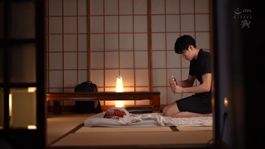 性交 · 办公室 · 办公椅 · 全景 · 张口 · 白色背心 · 散落衣物 · 扶桌式