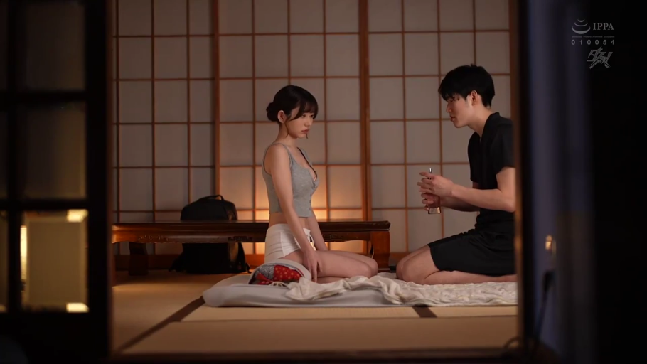 坐姿 · 办公室 · 面部特写 · 笔记本电脑 · 凝重 · 灰色职业西装 · 室内背景 · 商务谈话