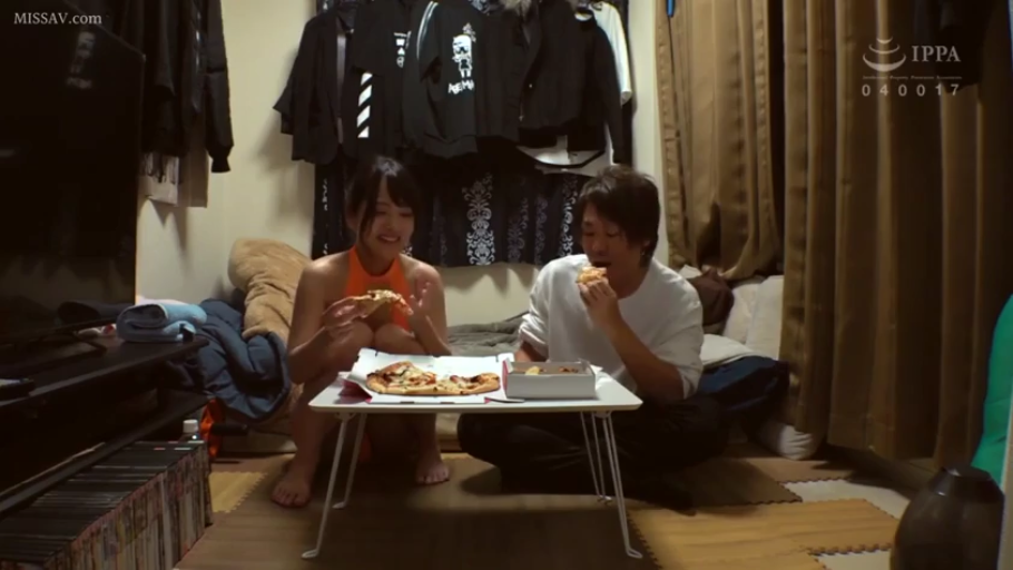 中景 · 客厅 · 便装 · 聚餐 · 欢笑 · 披萨 · 盘坐 · 写实