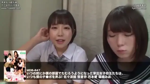 室内 · 坐姿 · 微笑 · 面对镜头 · 领结 · 学生 · 学生校服