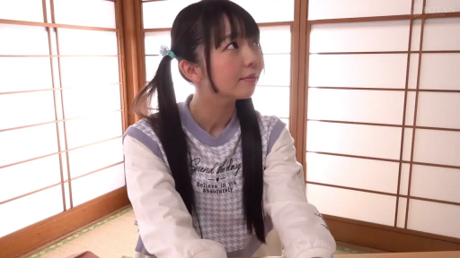 坐姿 · 和室 · 中景 · 休闲服