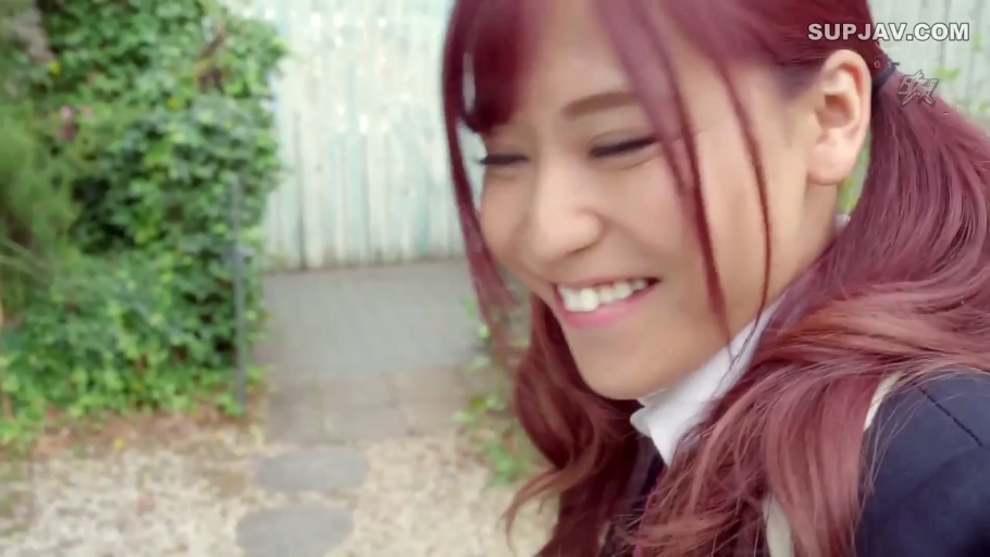 面部 · 制服 · 站立 · 微笑 · 屋外 · 开心 · 红发