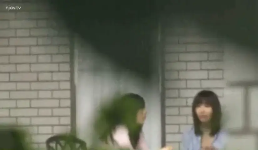 坐姿 · 全景 · 自然 · 休闲装 · 户外 · 偷拍 · 真实感