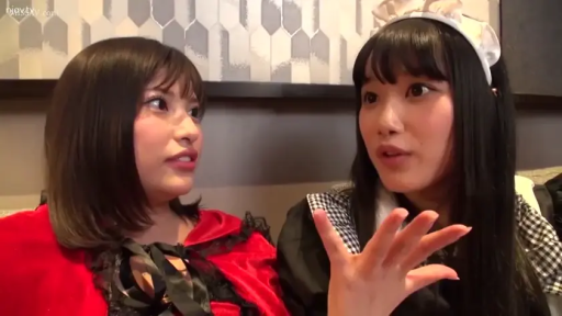 室内 · 专注 · 面部特写 · 对话 · 并排坐 · 女仆装 · 双人 · 发箍