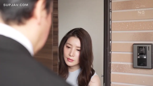 忧郁 · 站立 · 面部特写 · 对视 · 门口 · 门铃 · 人妻 · 无袖连衣裙