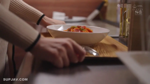 站姿 · 羞涩 · 侧面中景 · 厨房 · 微波炉 · 准备餐具 · 大胸 · 长袖针织衫