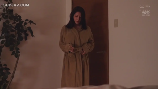 背影特写 · 立ち姿勢 · 木门 · 房间门口 · 平凡 · 薄暗 · ドアを押して開ける · 棕色长款浴袍