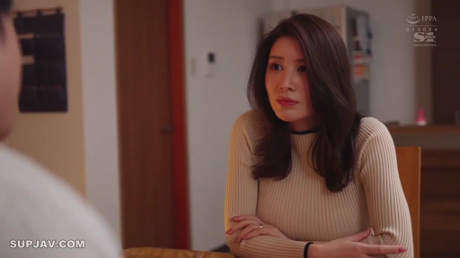 室内 · 双臂交叉 · 自然 · 中景 · 墙面收纳袋 · 侧头凝视 · 长发 · 米色针织衫