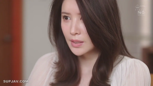 室内 · 坐姿 · 专注 · 中景 · 灰色毛衣 · 阅读文件 · 纸质文件 · 剧情镜头