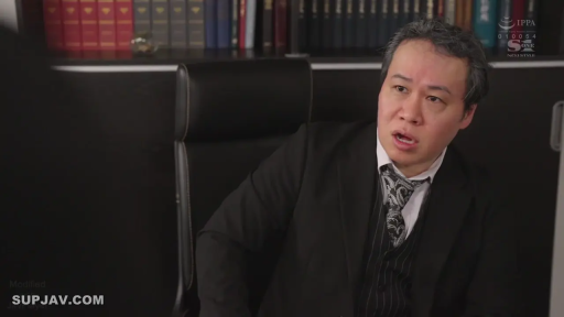 Indoor · Sitting Posture · 办公室 · Office chair · Half-body · Formal attire · Anger · 斥责