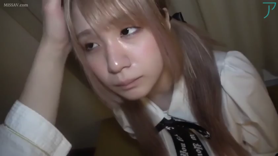 室内 · 憂鬱 · 顔部のクローズアップ · 白色衬衫 · 双马尾 · 蝶ネクタイ · 静的 · 扶头