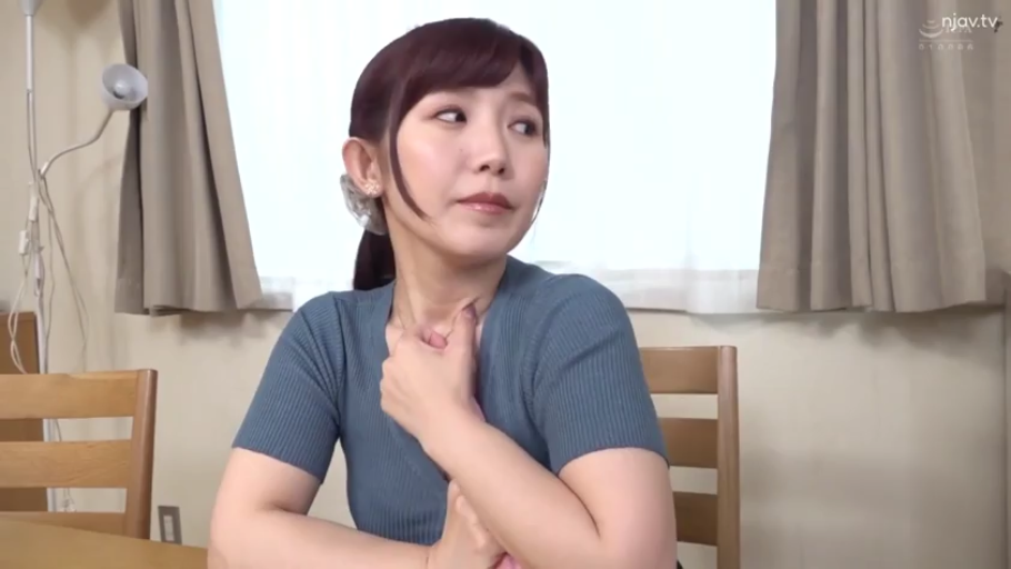 坐姿 · 客厅 · 半身 · 侧望 · 疑惑 · 蓝色针织衫