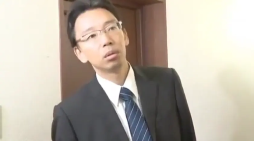 室内 · 眼镜 · 站立 · 面部特写 · 观察 · 西装 · 职场 · 惊讶