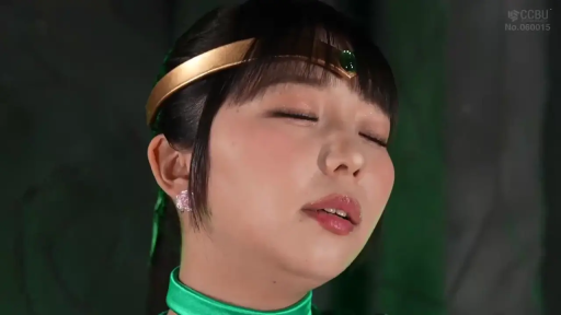 Indoor · Close-up of the face · Tilt head back · 战士服