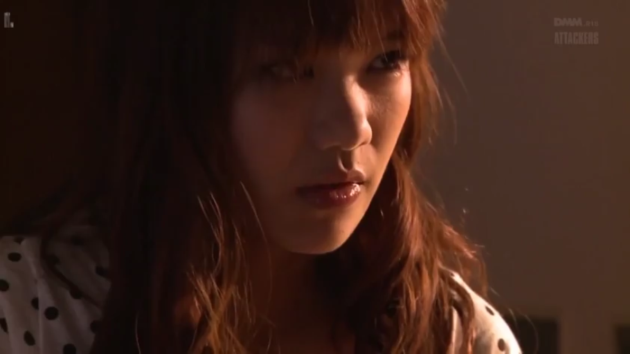 室内 · 严肃 · 脸部特写 · 昏暗灯光 · 凝视 · 侧头 · 波点上衣