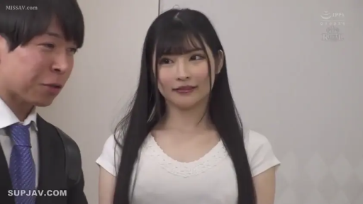 室内 · 站立 · 白色短袖 · 中景 · 微笑 · 交流