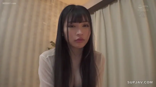 坐姿 · 面部 · 忧郁 · 白衬衫 · 注视 · 房间 · 长发