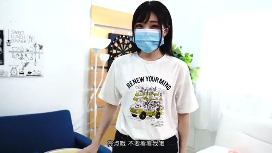 站立 · 平静 · 半身 · 室内房间 · 白色印花T恤 · 视频录制 · 居家休闲 · 蓝色口罩