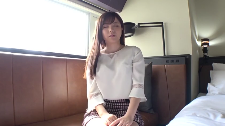 恥ずかしがり屋 · 中景 · 酒店卧室 · 长直发 · ダブルベッド · 端正坐姿 · 闭目养神 · 白色职场装