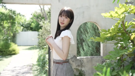 中景 · 注视镜头 · 亚洲女性 · 户外花园 · 温柔微笑 · 灰色格子裙 · 侧身站立