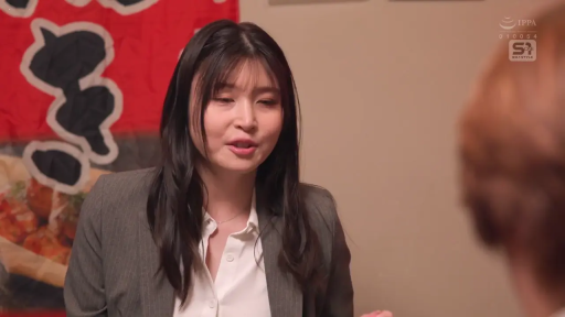 坐姿 · 交谈 · 自然 · 灰色西装 · 半身特写 · 职场女性 · 室内餐厅 · 背景海报