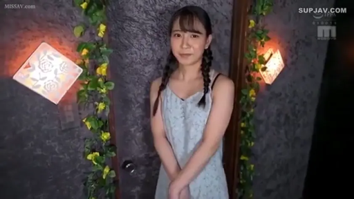 室内 · 站立 · 微笑 · 对视 · 双马尾 · 装饰植物 · 吊带裙