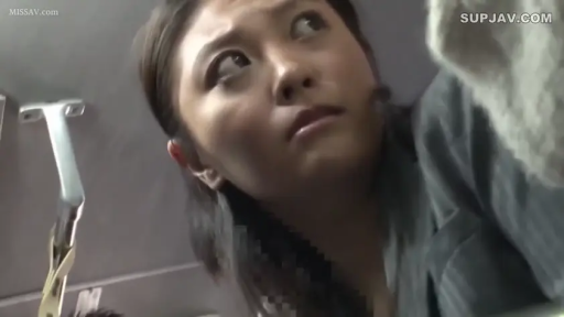 Bend over · 警觉 · 偷窥 · 公共交通 · 深色外套 · 痴汉视角 · Low-angle close-up · 吊环扶手