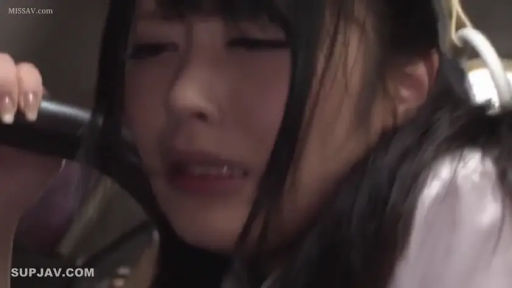 室内 · 白衬衫 · うつ伏せ · 顔のクローズアップ · 苦痛 · 哭泣 · 横杆 · 凄美