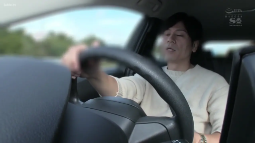 坐姿 · 白色毛衣 · 男优 · 方向盘 · 认真专注 · 汽车内部 · 驾驶位特写 · 驾驶汽车