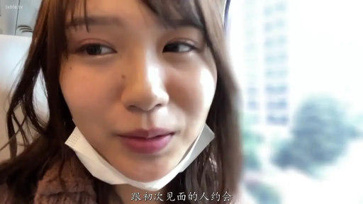 坐姿 · 脸部特写 · 微笑 · 聊天 · 车内 · 口罩 · 棕色上衣 · 约会