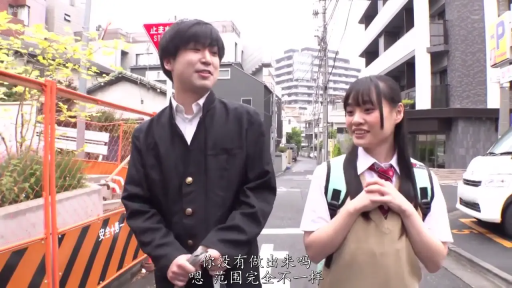 交谈 · 校服 · 中景 · 微笑 · 行走 · 户外 · 背包 · 日本