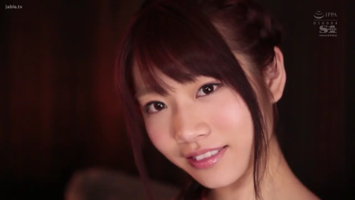 室内 · 微笑 · 面部特写 · 注视 · 长发 · 侧头 · 裸肩