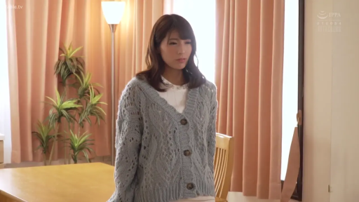 室内 · 站立 · 中景 · 盆栽 · 居家 · 注视 · 针织衫 · 忧虑