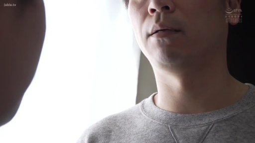 室内 · 顔のクローズアップ · グレー パーカー