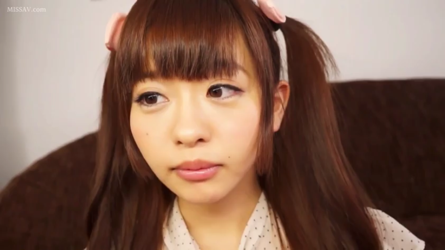 室内 · 脸部特写 · 注视 · 双马尾 · 正面 · 粉色发饰 · 呆萌 · 波点上衣